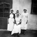 ápolónő az első világháború alatt, a barakk kórház előtt.