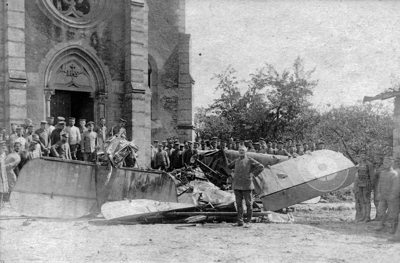 háttérben a Szent Ágoston templom, előtérben egy lelőtt brit Airco DH-4 bombázórepülő.