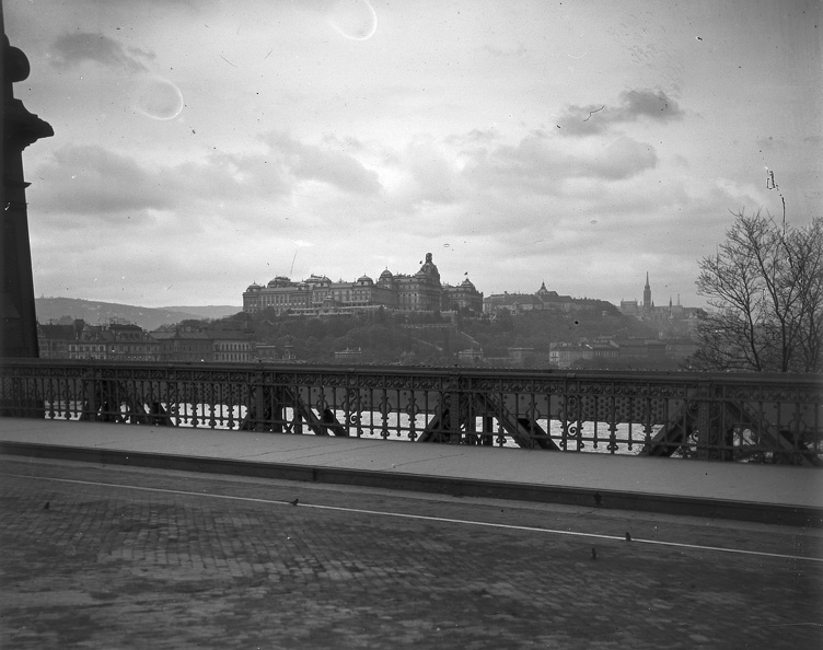 Erzsébet híd, látkép a Királyi Palotával.