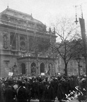 Andrássy út, a Magyar Állami Operaház épülete (Ybl Miklós, 1884.), május 1-i felvonulás.
