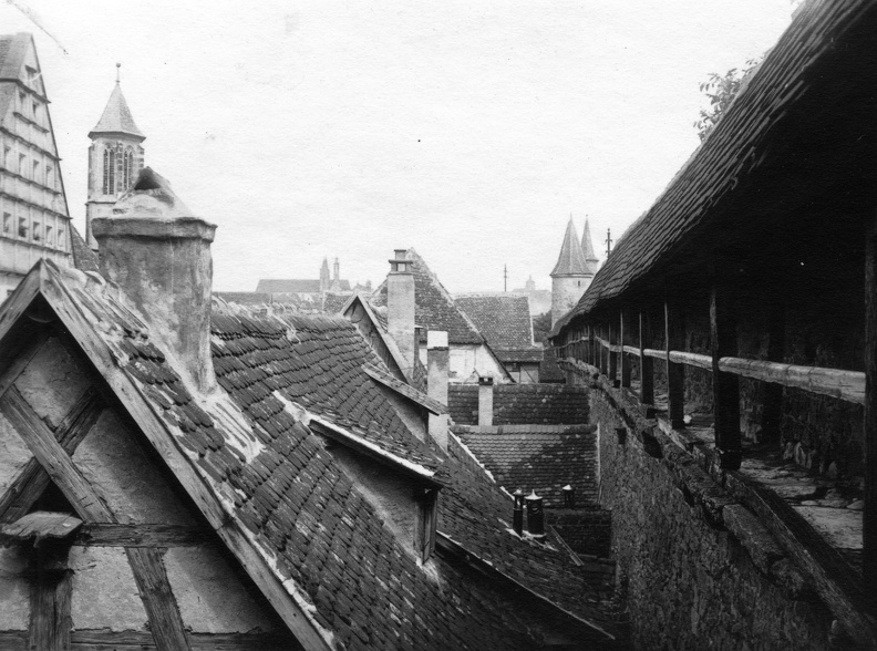 látkép a Kórház-kapu (Spitaltor) melletti városfalról. Balra az egykori kórház épülete és a Szentlélek-templom (Spitalkirche Heilig Geist) tornya látszik.