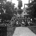Fő tér, háttérben Széchenyi István szobra (Stróbl Alajos, 1897.) és a római katolikus templom.