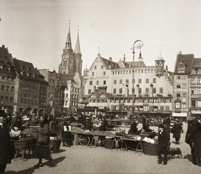 Hauptmarkt, háttérben a Sebalduskirche tornyai.