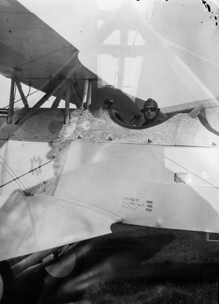 a Légyügyi Hivatal kiképző bázisa, id. Konok Tamás a gépben (Weiss-Manfréd Heinkel HD-22 gyakorló repülőgép).