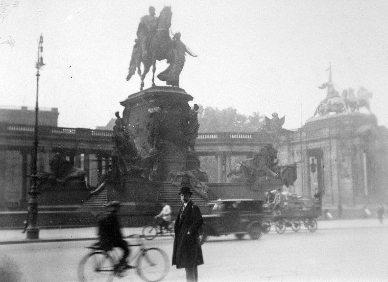 I. Vilmos császár Emlékmű. 1950-ben politikai okok miatt lebontották.