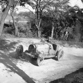 Herceg Esterházy Antal Bugatti versenyautóval az 1928-as svábhegyi verseny edzésén.