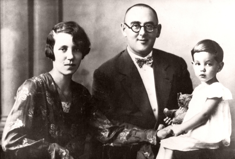 Nagy Imre későbbi miniszterelnök feleségével és kislányuk Erzsébet.