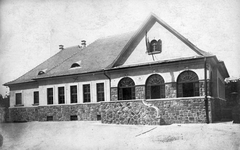 Pesthidegkút, Kossuth Lajos utca 15-17., elemi iskola.