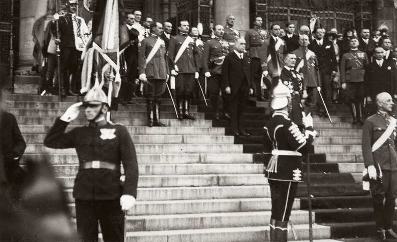 Kossuth Lajos tér, a Parlament lépcsőjénél. Vass József népjóléti és munkaügyi miniszter búcsúztatásáról távozik Horthy Miklós kormányzó.