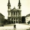Mindszenty tér, Sarlós Boldogasszony Székesegyház. Előtérben Szily János püspök szobra.