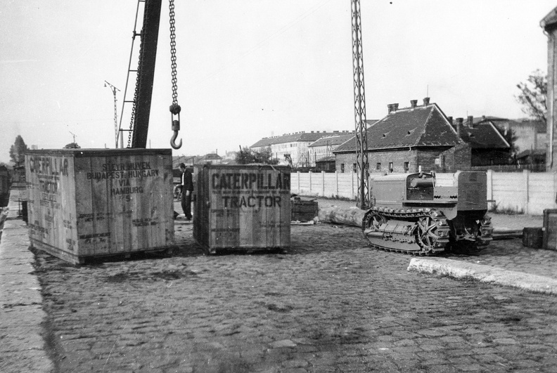 Lipótvárosi teherpályaudvar, jobbra a Visegrádi utcánál a Hétház és a Tizenháromház munkáskolónia épületei látszanak. Caterpillar traktorok. Forrás/source: National Archives, Washington, USA, RG151 FC.