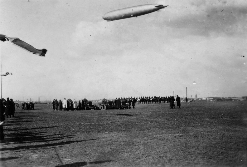 Csepel, Weiss Manfréd gyár repülőtere. Graf Zeppelin léghajó.