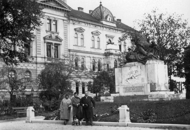 Deák Ferenc tér, 76-os gyalogezred emlékműve.