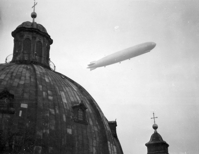 a Graf Zeppelin léghajó Bécs felett, a Szent Péter templom (Peterskirche) teraszáról.