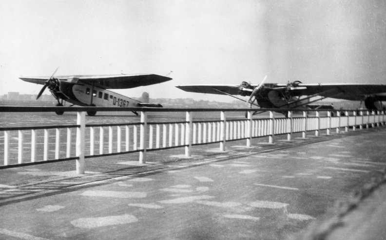 Tempelhof repülőtér. Balra egy Focke-Wulf A 17 Möve utasszállító repülőgép.
