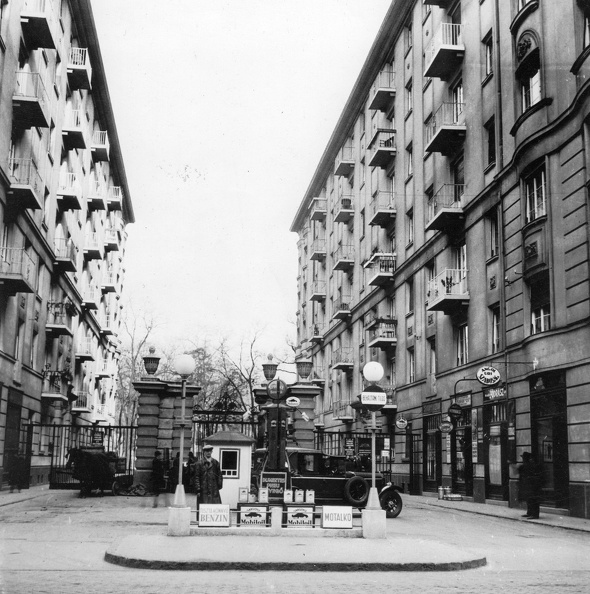 Damjanich utca 40. és 42. közötti benzinkút. Forrás: National Archives (USA)
