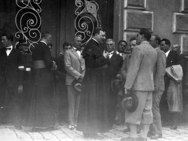 Serédi Jusztinián hercegprímás fogadja Radnai Miklóst, az Operaház igazgatóját és a társulat tagjait.