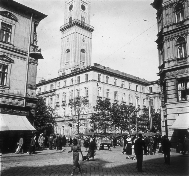 Régi piactér (Rinok), szemben a Városháza.