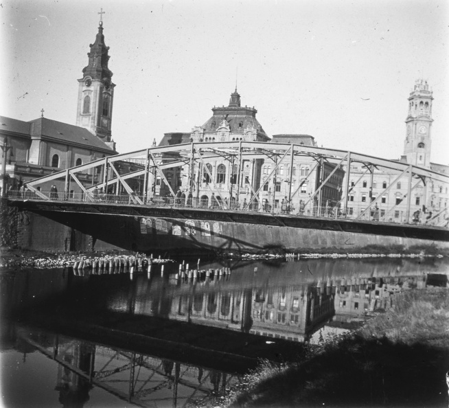 Szent László híd a Körös felett. A hídfőnél a Szent László templom, szemben a Városháza.