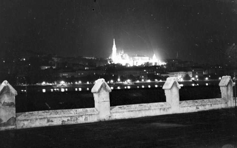 a Mátyás-templom és a Halászbástya díszkivilágítása a Széchenyi (Ferenc József, később Roosevelt) tér Akadémia felőli partszakaszáról nézve.