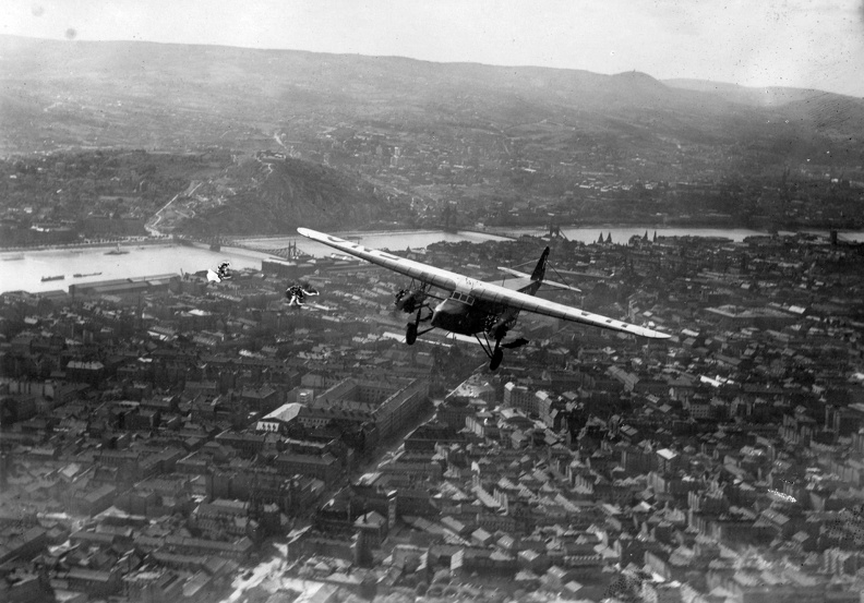 légifotó, előtérben az Üllői út. Magyar gyártású Fokker F-VIIIB típusú utasszállító repülőgép.