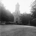 Templom tér, Szűz Mária neve templom, jobbra mellette a világháborús hősők emlékműve.