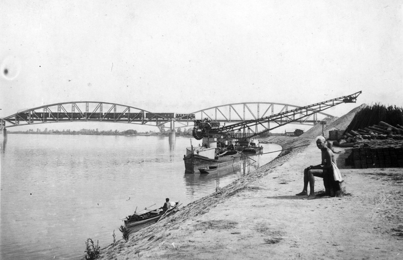 Duna-part, háttérben a Türr István híd.
