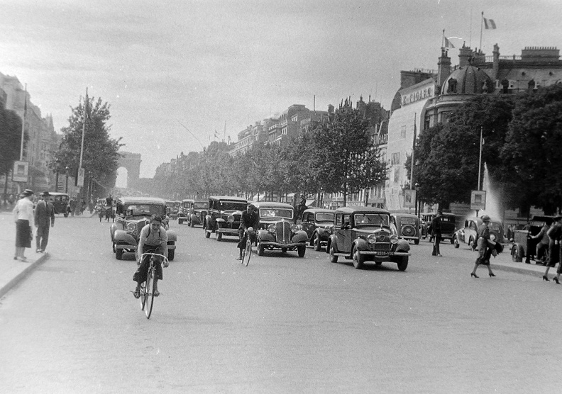 Champs-Elysée, háttérben a diadalív.