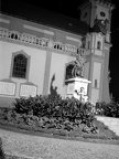 Köztársaság tér, Szent Márton püspök nagytemplom, előtte az I. világháborús emlékmű (Farkas Béla, 1929.).