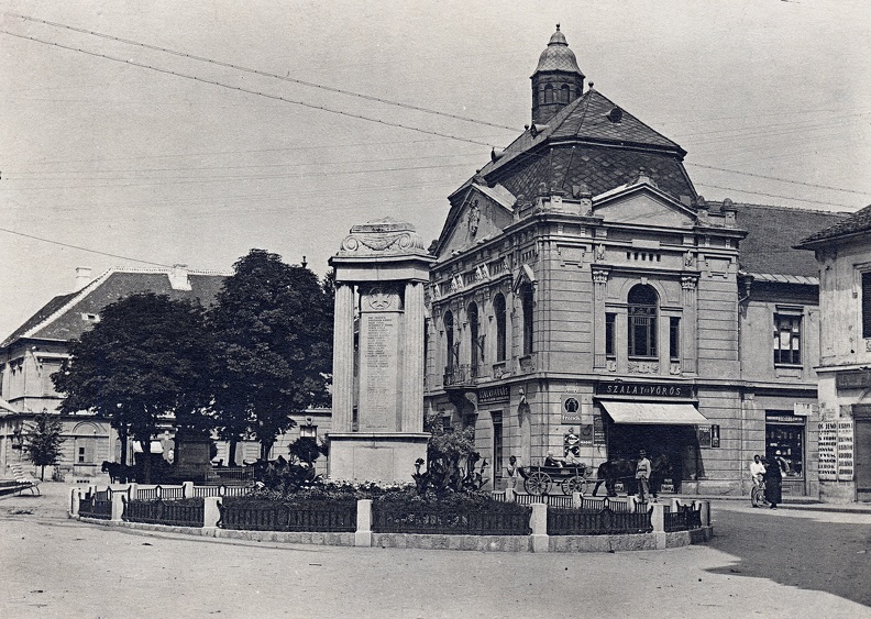Zrínyi tér, előtérben az I. világháborús emlékmű (Hikisch Jenő, 1923.).