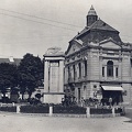 Zrínyi tér, előtérben az I. világháborús emlékmű (Hikisch Jenő, 1923.).