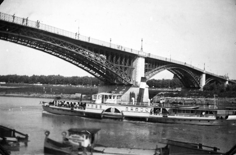 Tisza-part, a közúti híd alatt a Lukács Béla gőzös.