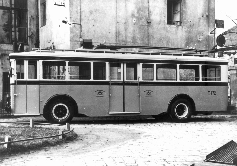 Az első budapesti trolibusz. 1933. december 16- tól közlekedett a Vörösvári út és az Óbudai temető között, 7-es számmal.
