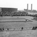 Maifeld az 1936. évi nyári olimpiai játékok díjlovagló versenyei alatt, háttérben az Olimpiai Stadion.