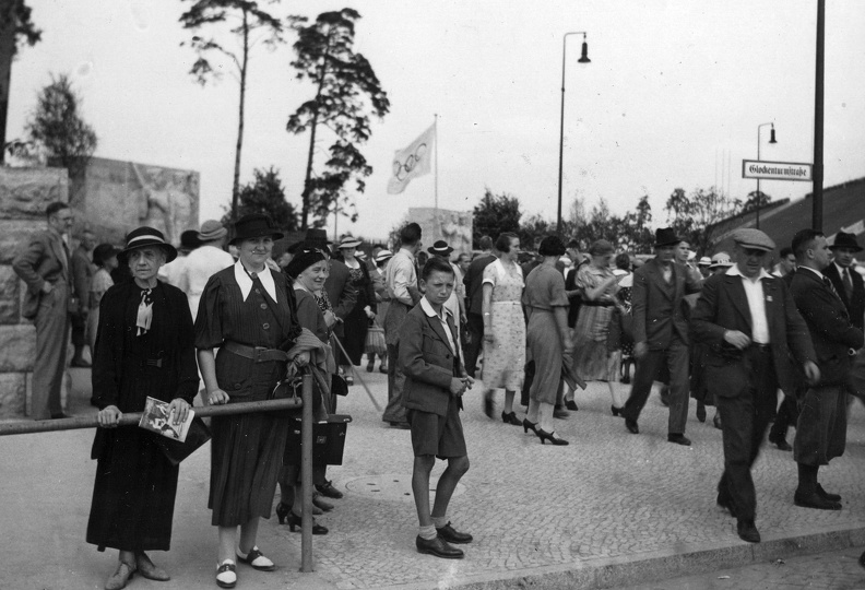 a Waldbühne bejárata előtt készült a kép az 1936. évi nyári olimpiai játékok alatt.