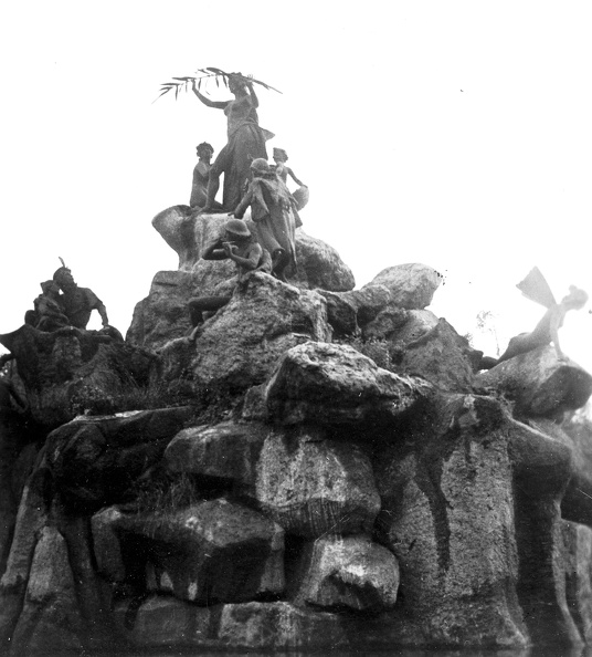 Sió tündér regéje szökőkút (szoborcsoport), az Iparcsarnok előtt.