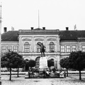 Köztársaság (Fő) tér, Kossuth Lajos szobor (Horvay János, 1904.), háttérben a Városháza.