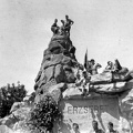 Zala György szobrász tervei alapján készült sziklahalom (Erzsébet királyné szobra mögött), tetején fehér mészkőből faragott királyi koronával.
