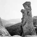 A siroki sziklák, háttérben balra a falu, jobbra a vár.