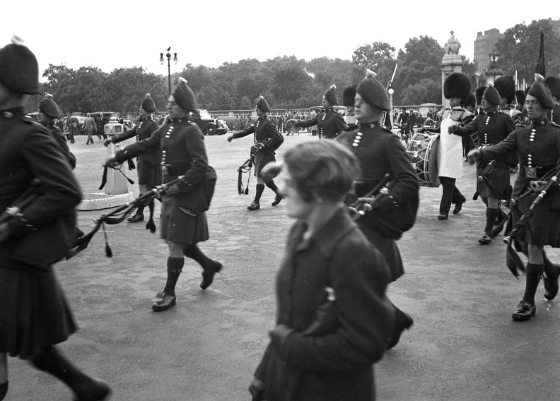 ünnepi felvonulás a Buckingham Palota előtt.