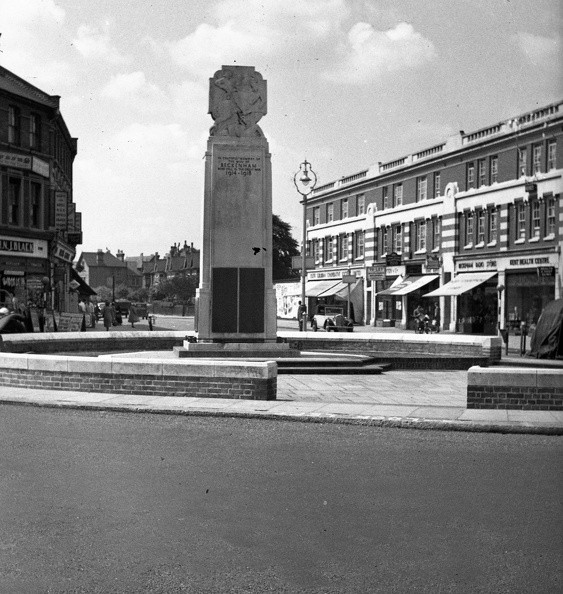 Beckenham első világháborús emlékmű, a Rectory Road felől a Croydon Road felé nézve.