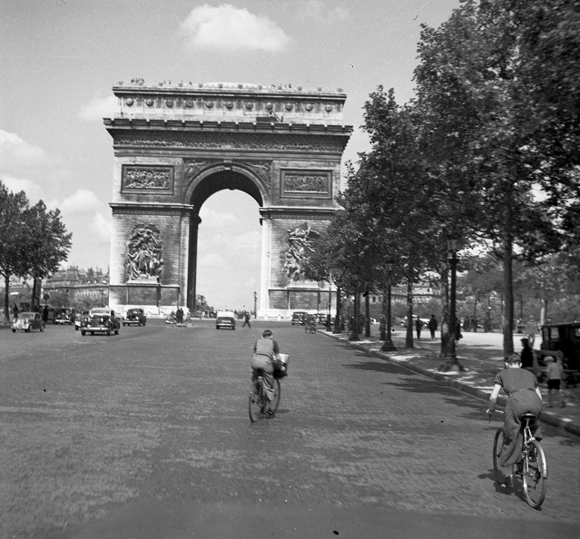 a Diadalív a Champs Élysées-ről nézve.