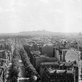 kilátás a Diadalívről, szemben a Montmartre-on álló Sacré Coeur-bazilika.