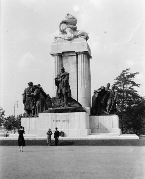 Kossuth Lajos tér, gróf Tisza István szobra (Zala György, Orbán Antal 1934.).