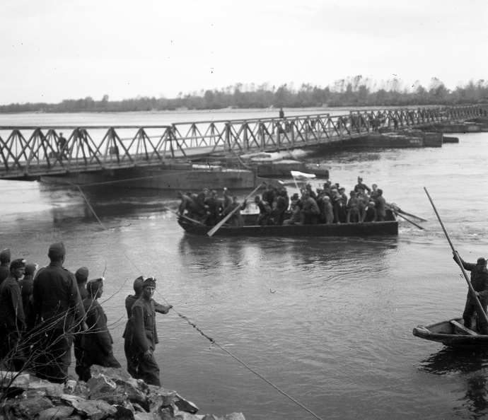 pontonhíd Medve felé a magyar csapatok bevonulása idején.