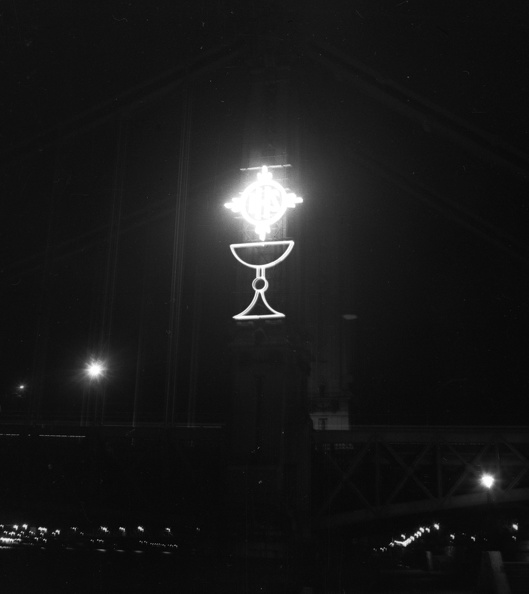 az Erzsébet híd budai hídfője az eucharisztia jelképével.