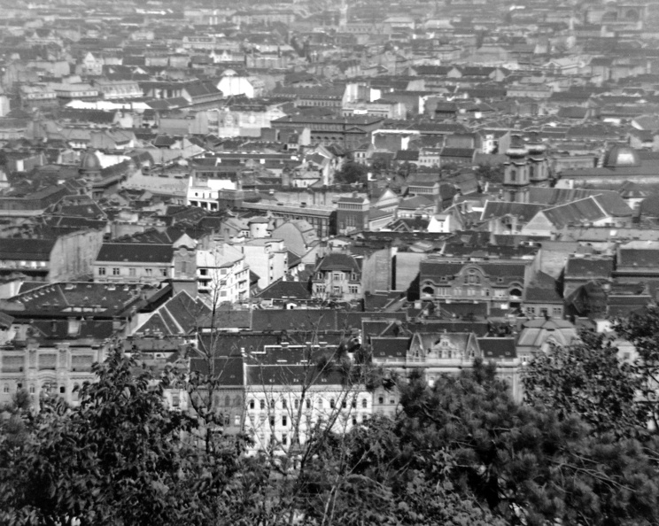 Belváros a Gellérthegyről nézve, elől a Belgrád (Ferenc József) rakpart házai.
