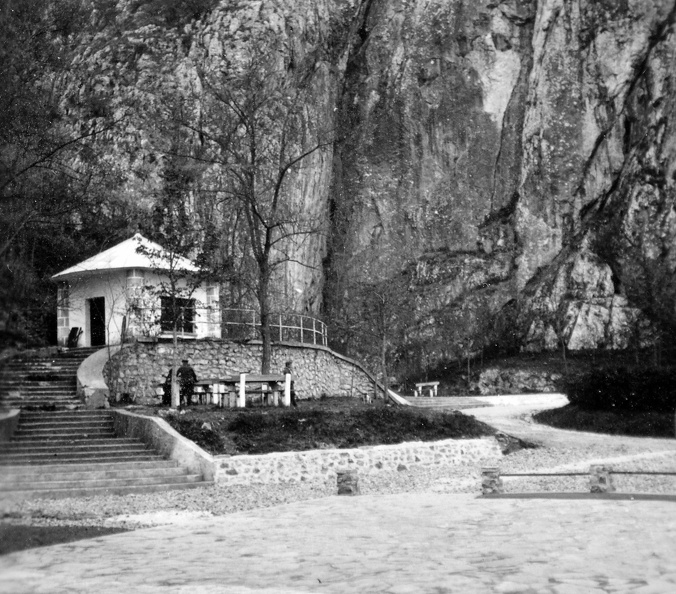 a Baradla-barlang bejárata.