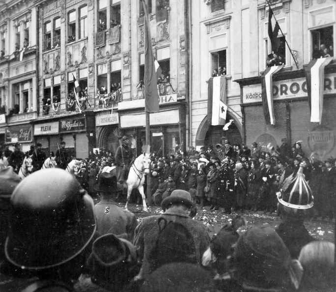 Fő tér, 1938. november 11., a testőrség felvonulása.