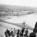 Szabadság (Ferenc József) híd a Gellérthegyről, látkép Pest felé nézve.